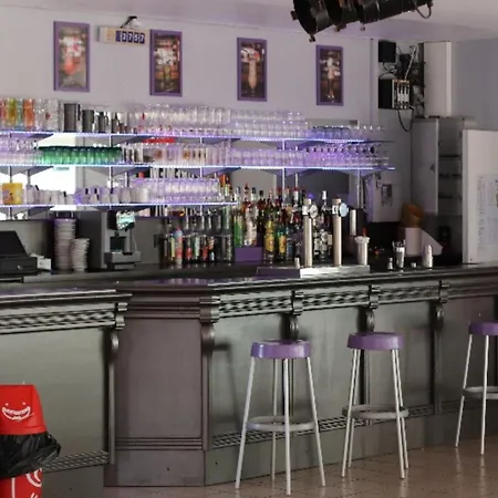 Mobil Confortable Avec Terrasse Pour 6 Personnes - Api-1-52-394 *